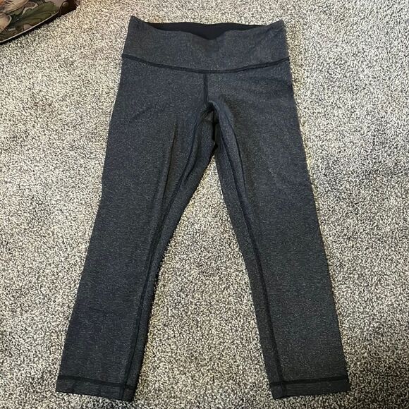 Size 4 Lululemon Lightly Striped Crops - Picture 1 of 4